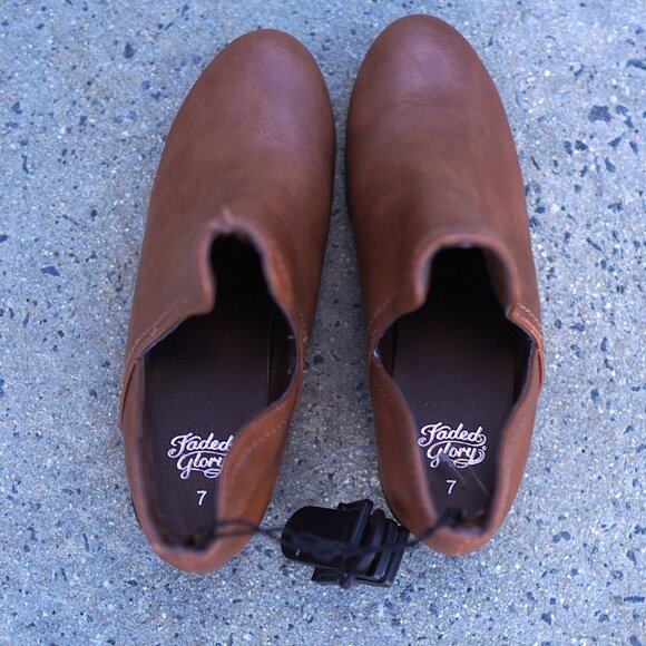 Faded Glory Tan Brown Ankle Booties 7 Western Chelsea V-Slit Faux Leather - Picture 9 of 9